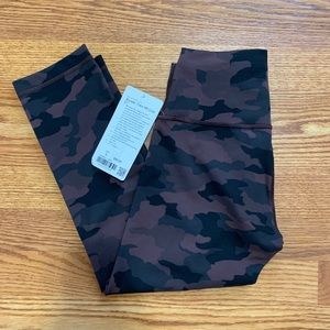 Lululemon NWT Wunder train HR crop 21” Size 6